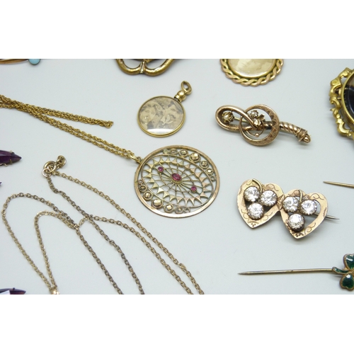 7161 - A Victorian jewellery box containing Victorian and Edwardian jewellery, including a cameo brooch, ne... 