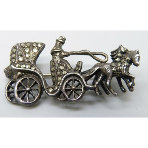 7060A - An Art Deco silver and marcasite brooch in the form of a horse drawn carriage, 4cm