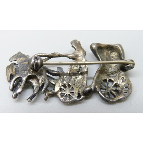7060A - An Art Deco silver and marcasite brooch in the form of a horse drawn carriage, 4cm