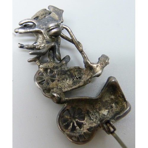 7060A - An Art Deco silver and marcasite brooch in the form of a horse drawn carriage, 4cm