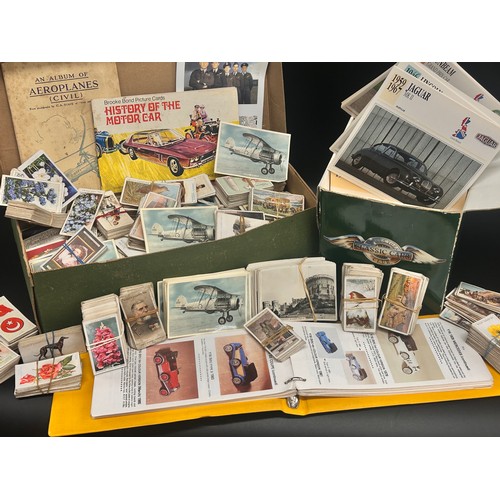 2109 - A collection of tea cards and cigarette cards including Will's, Adarth Photographs of Famous Landmar... 