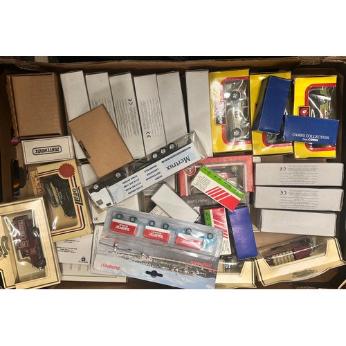 2112 - A large collection of model vehicles including Lledo, Matchbox, Corgi and Advertising, all boxed, (2... 