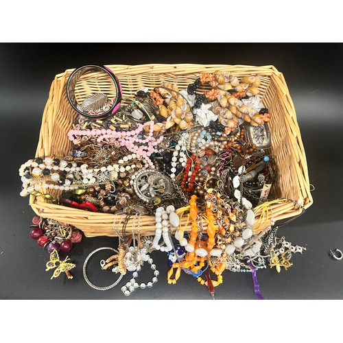 2122 - A large collection of costume jewellery