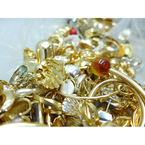 2046 - A large collection of costume earrings