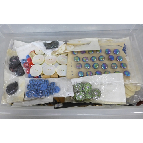 2076 - A collection of vintage buttons