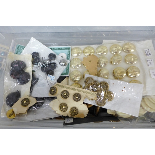2076 - A collection of vintage buttons