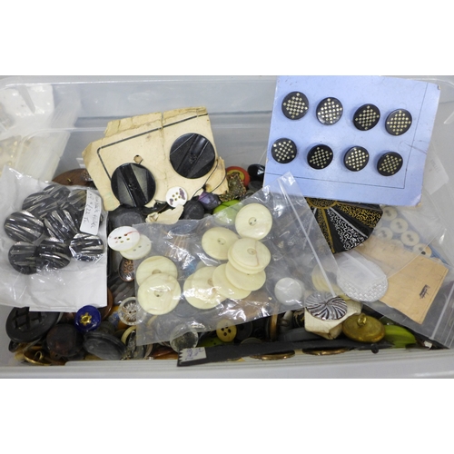 2076 - A collection of vintage buttons