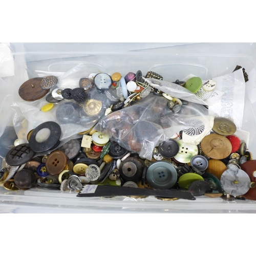2076 - A collection of vintage buttons