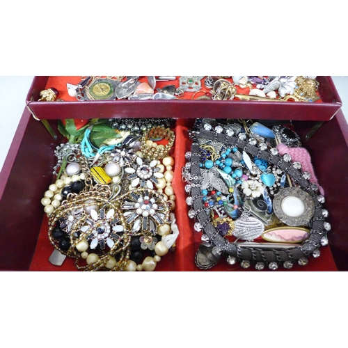 2104 - A jewellery box with necklaces, earrings, pendants, etc.