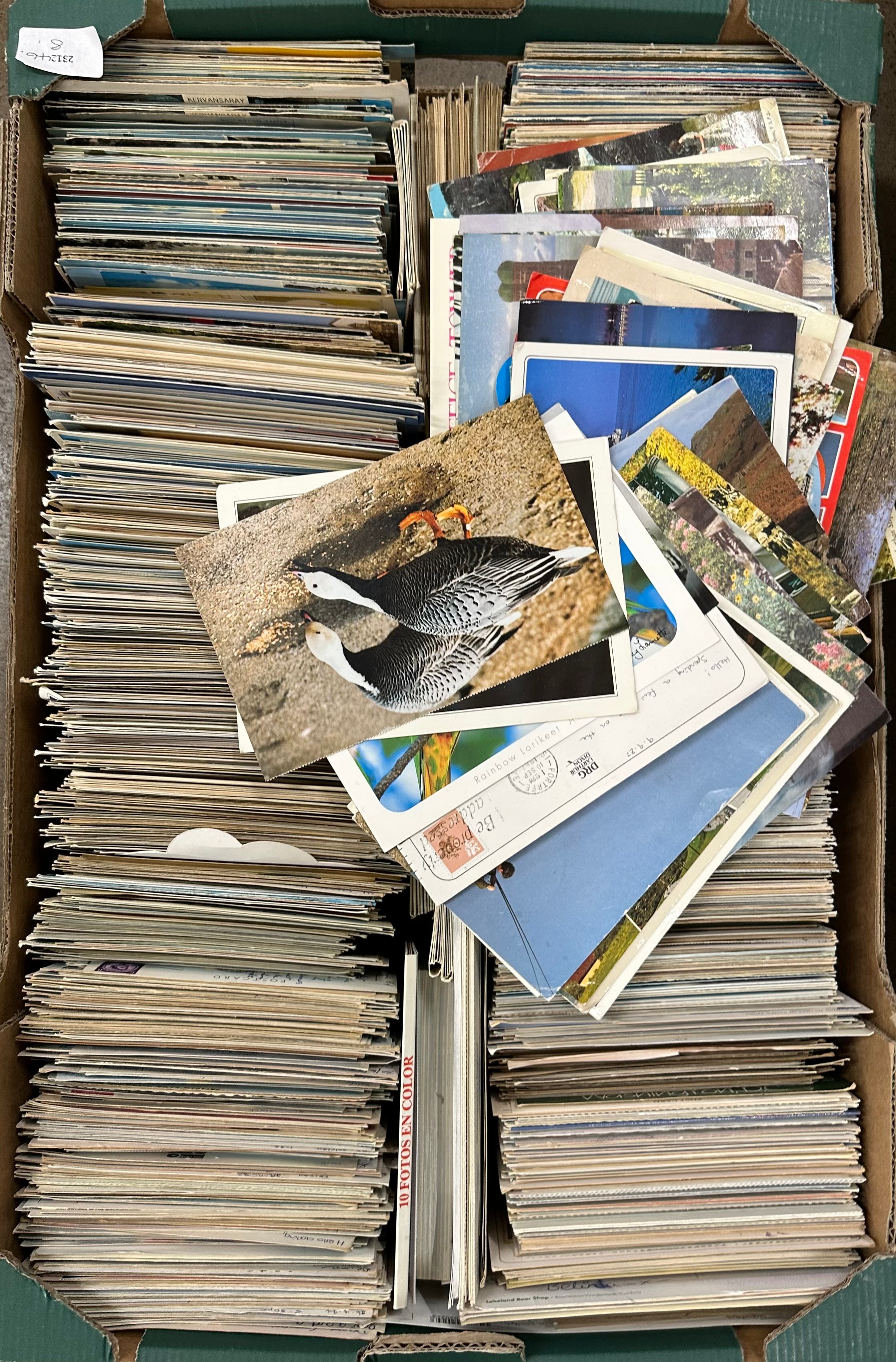 Over 1,000 vintage postcards, 1940s onwards *Not available for packing ...
