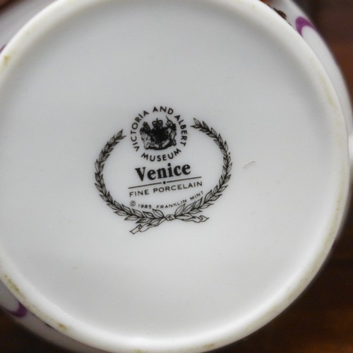 2106 - Nine Franklin Mint Victoria and Albert Museum replica teapots