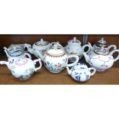 2106 - Nine Franklin Mint Victoria and Albert Museum replica teapots