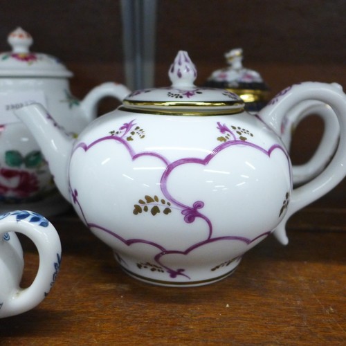 2106 - Nine Franklin Mint Victoria and Albert Museum replica teapots