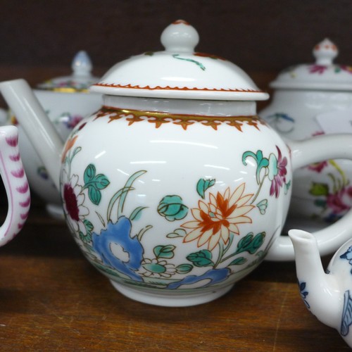 2106 - Nine Franklin Mint Victoria and Albert Museum replica teapots