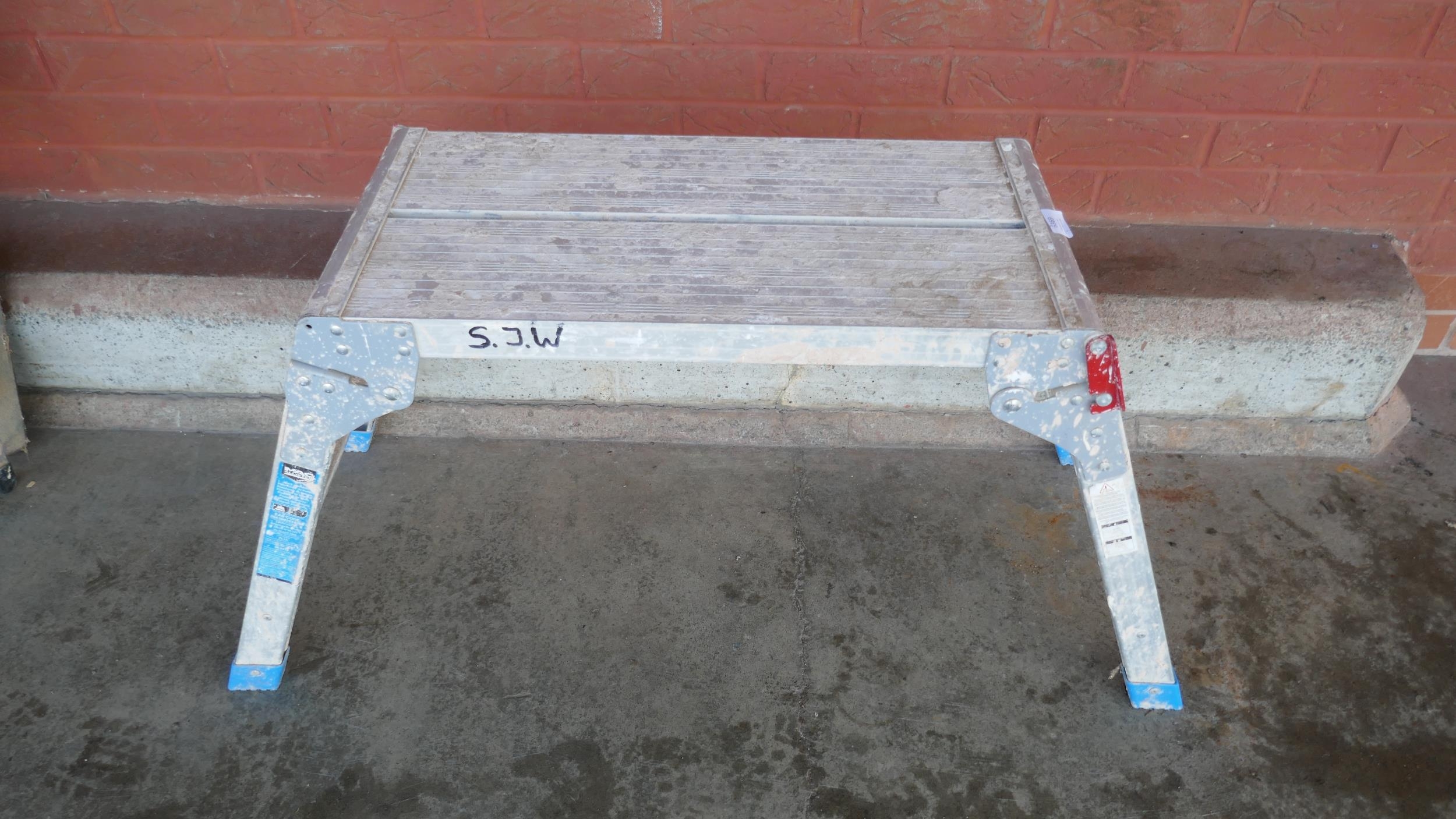 A two-rung step ladder, 4 shovels, a fork and a platform