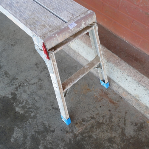 A two-rung step ladder, 4 shovels, a fork and a platform