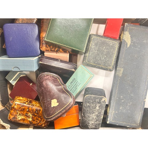 2113 - A collection of jewellery and other boxes