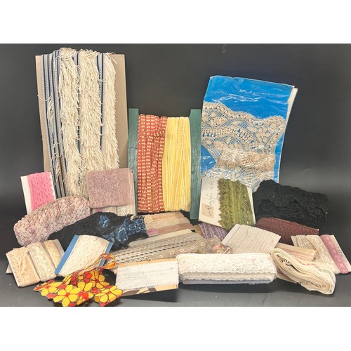 2119 - A large collection of vintage lace, linen and haberdashery