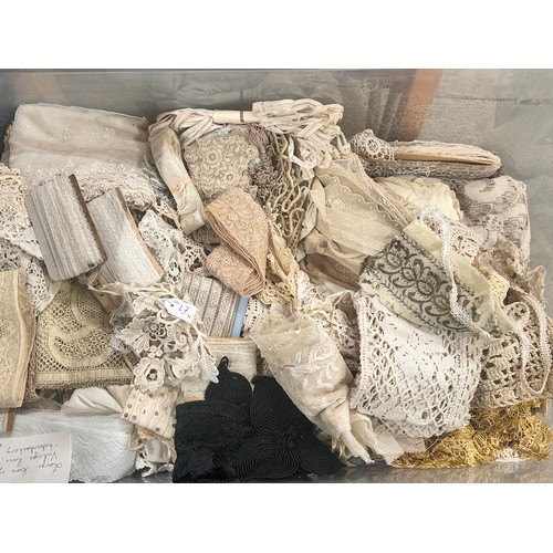 2119 - A large collection of vintage lace, linen and haberdashery