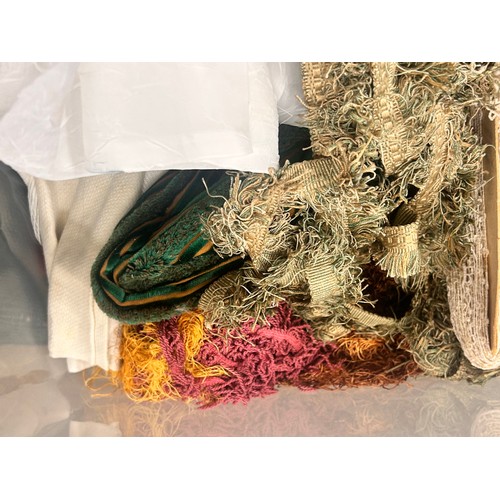 2119 - A large collection of vintage lace, linen and haberdashery