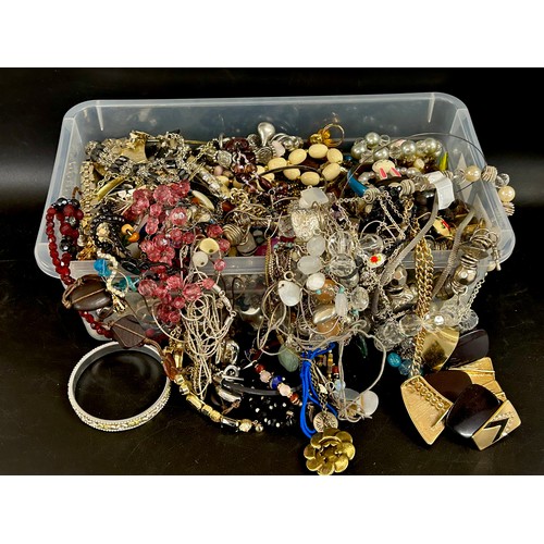 2150 - A collection of assorted costume jewellery