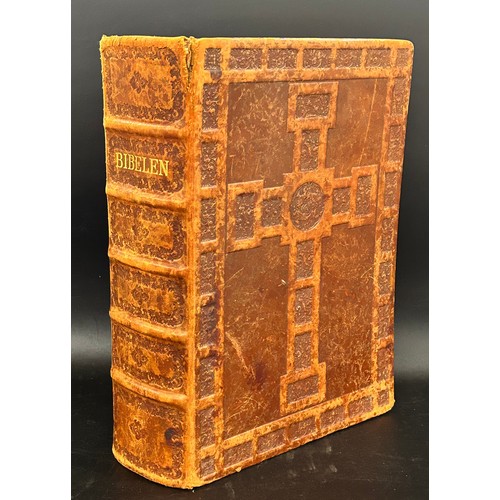 2151 - A large leather bound Bible 'Hjemmets Bibel' with illustrations, Martins Forlag, 1951