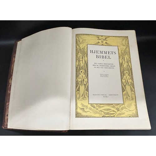 2151 - A large leather bound Bible 'Hjemmets Bibel' with illustrations, Martins Forlag, 1951