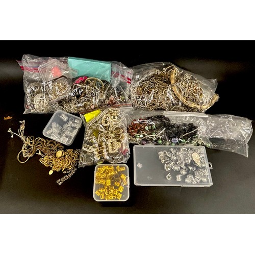 2157 - A collection of costume jewellery