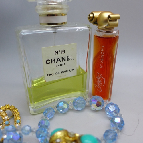 2224 - Vintage jewellery, compacts, perfumes, etc.