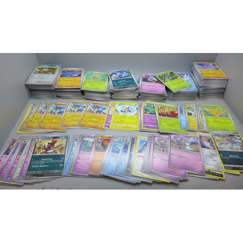 2255 - A very large collection of over 800 Pokémon cards, includes Holographic and Rares