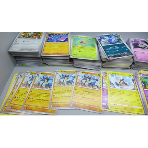 2255 - A very large collection of over 800 Pokémon cards, includes Holographic and Rares