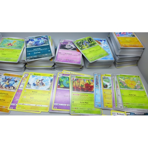 2255 - A very large collection of over 800 Pokémon cards, includes Holographic and Rares