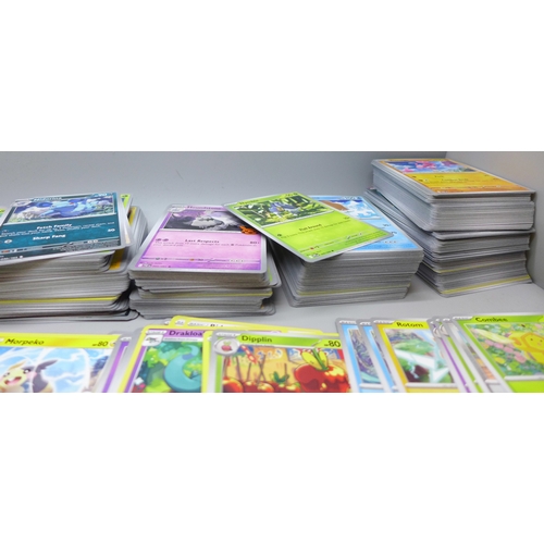 2255 - A very large collection of over 800 Pokémon cards, includes Holographic and Rares