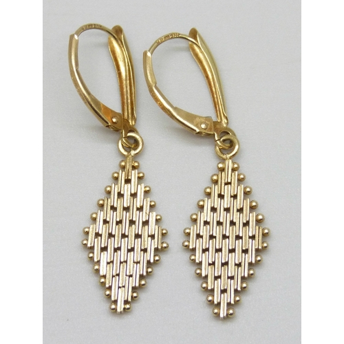 7011 - A pair of 14ct gold earrings, 3g, 3.6cm