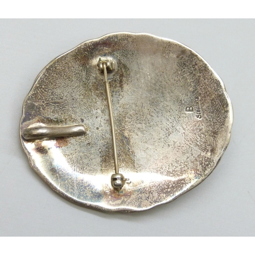 7017 - A North American silver brooch/pendant, possibly Navajo, 5.1cm, 20g