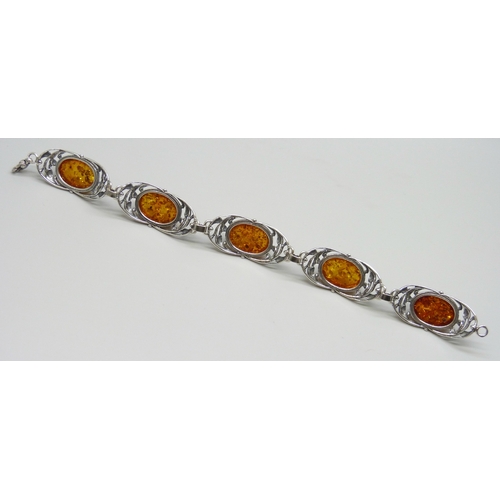 7021 - A silver and amber style bracelet, 19.5g, 19.5cm