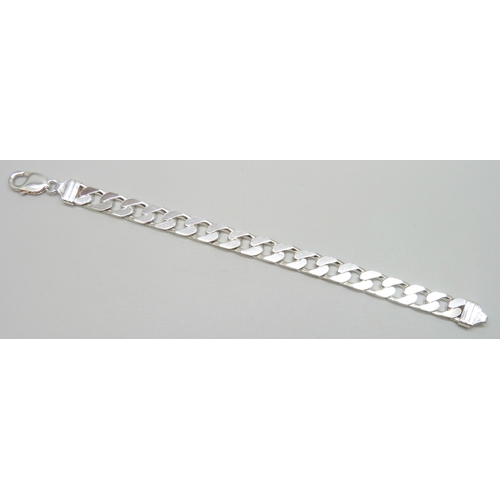 7022 - A silver chunky curb chain bracelet, 9mm wide links, 33g, 20.3cm