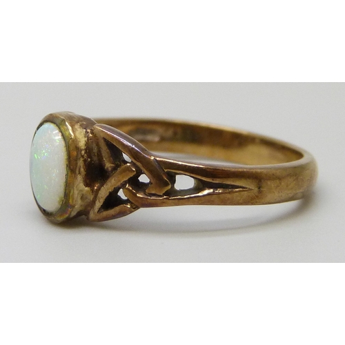 7023 - A 9ct gold Celtic design opal ring, 2.8g, N