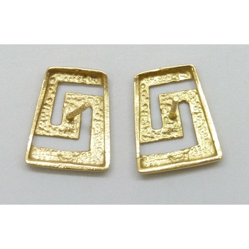 7024 - A pair of 18ct gold Greek key design earrings, 3.5g, 1.5cm