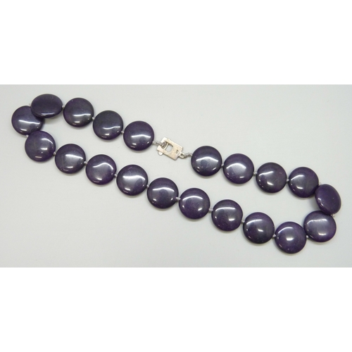 7033 - A Chinese purple stone necklace with a silver clasp, 81g, 45cm