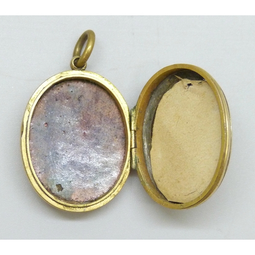 7041 - A yellow metal back and front locket with floral design, a/f, 8.5g