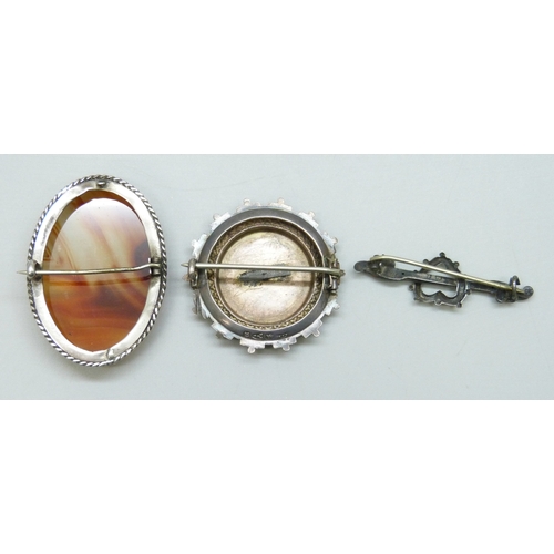 7045 - A collection of silver and white metal brooches including an agate example, 19g total