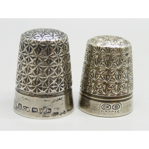7046 - Two silver brooches, a white metal brooch, a silver thimble, and one other thimble, 27g total