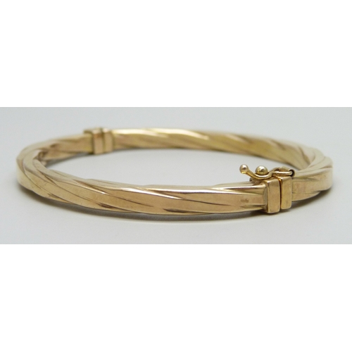 7047 - An Uno Aerre Italian 9ct gold bangle, 9g, 6 x 5.2cm
