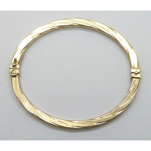 7047 - An Uno Aerre Italian 9ct gold bangle, 9g, 6 x 5.2cm