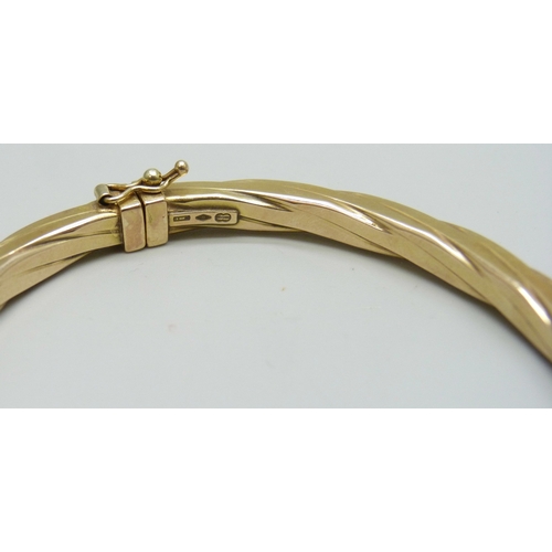 7047 - An Uno Aerre Italian 9ct gold bangle, 9g, 6 x 5.2cm