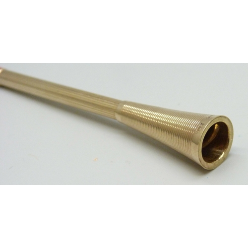 7050 - A 9ct gold cheroot holder, 9.2g, 10.2cm