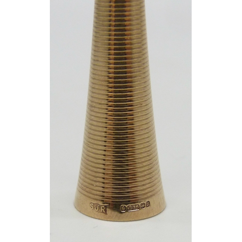 7050 - A 9ct gold cheroot holder, 9.2g, 10.2cm