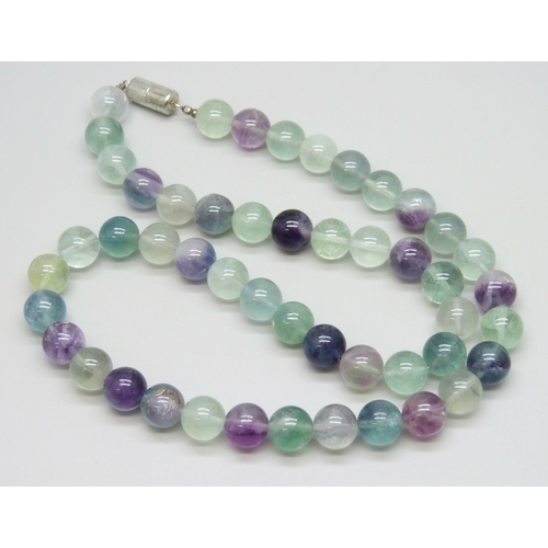 7053 - A fluorite gemstone necklace with a magnetic silver clasp, 90g, 52cm
