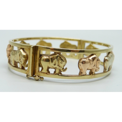 7054 - A 9ct gold Italian bangle with elephant design, 19.6g, 6 x 5.3cm